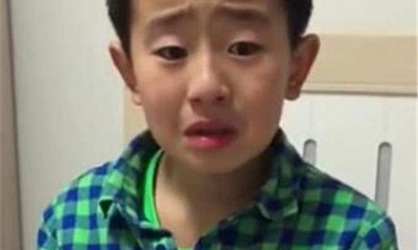 Cậu bé khổ sở vì cái tên 'độc nhất vô nhị' bố mẹ đặt cho, giáo viên nói: Lần nào gọi em này lên bảng cũng phải nhịn cười!