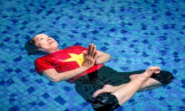 Cụ bà U80 lập kỷ lục 8 tư thế yoga nổi trên mặt nước, xoay 80 vòng dưới nước