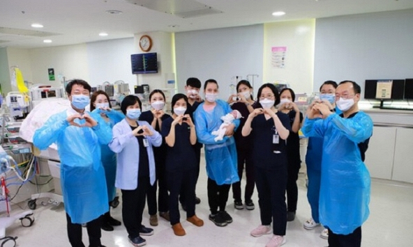 Điều kỳ diệu với vợ chồng người Việt ở Hàn Quốc: 3 con sinh non 23 tuần, được bác sĩ tận tình giúp và cái kết ngoài sức tưởng tượng