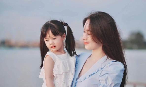 Hoa hậu Đặng Thu Thảo cùng con làm 1 hoạt động: Vừa thu được sản phẩm lung linh vừa có lợi ích giúp trẻ phát triển trí não 