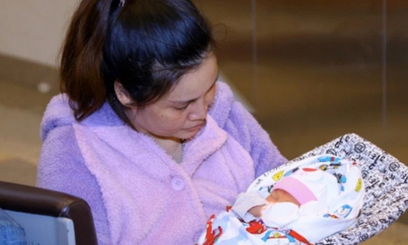 Hơn 300 người Việt gồm nhiều phụ nữ mang thai, trẻ sơ sinh được sơ tán khỏi khu chiến sự Myanmar về nước