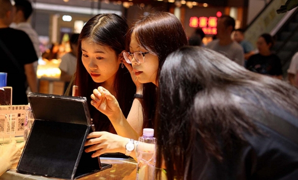 'Năng nhặt chặt bị': Giới trẻ Trung Quốc quyết xây gia tài từ 'viên vàng' nhỏ bằng hạt đậu