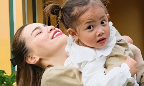 Từ hồi Lisa bé xíu, mẹ Hồ Ngọc Hà đã mua cho 1 cuốn sách cực đắt: Tuy nhiên 'đắt xắt ra miếng', sách giúp học tiếng Anh rất hay