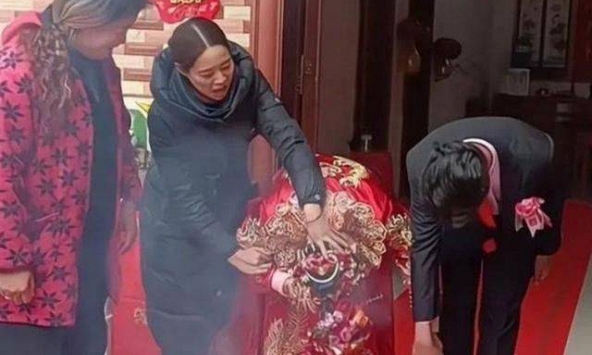 Đang bái đường thành thân, người cô bất ngờ làm hành động chứa đựng ý nghĩa 'thâm thúy' khiến cô dâu tái mặt, chú rể giận dữ trừng mắt