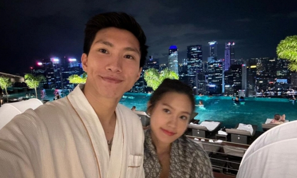 Đoàn Văn Hậu cùng Doãn Hải My tình tứ nơi bể bơi vô cực lớn nhất thế giới, tiếp tục có hành động chứng minh độ 'cuồng' vợ