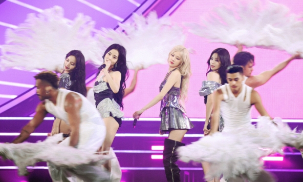 NÓNG: BLACKPINK chính thức gia hạn hợp đồng với YG, cổ phiếu tăng theo chiều thẳng đứng!