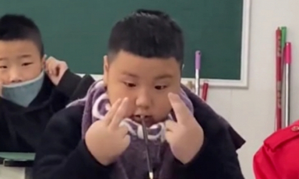 Lá đơn xin nghỉ học với lý do vô lý không chịu nổi của cậu bé cấp 1 khiến giáo viên bật cười: Em này xem phim nhiều quá rồi!