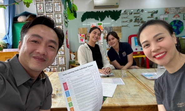 Lần đầu đi họp phụ huynh cho con gái, vợ chồng Cường Đô La nghe cô giáo nói gì mà cưới không ngớt?