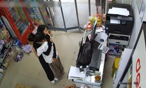 Thấy mẹ mặc áo đen, con gái bỗng nhiên bật khóc, biết lý do ai cũng xúc động: 'Em bé lớn, biết thương mẹ rồi'