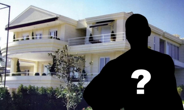 Nợ nần chồng chất, huyền thoại bóng đá Brazil phải bán căn biệt thự 200 tỷ với giá rẻ để trang trải