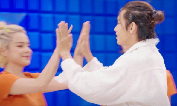 Thái Trinh - Quang Đăng có hành động chạm tay ở phòng tập nhưng ánh mắt nhà gái lại thế này 