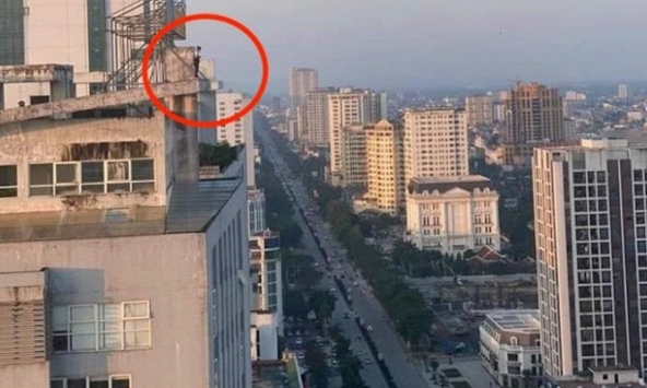 Thiếu tá công an kể lại giây phút nghẹt thở giải cứu cô gái định nhảy từ nóc chung cư 25 tầng tự tử