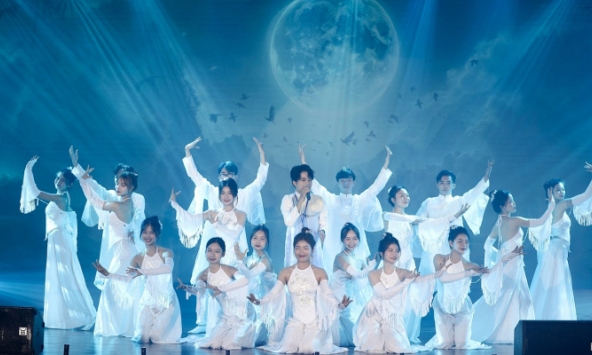 Sinh viên giờ tài năng thật, đi thi hát mà mọi thứ hoành tráng như chương trình biểu diễn nghệ thuật!