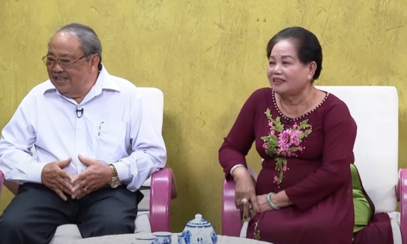 Cặp đôi hàng xóm trao nhau 'lần đầu' ở ruộng ngô, choáng váng với khối tài sản sau 55 năm hôn nhân sóng gió 