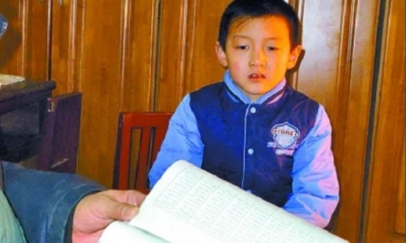 Cậu bé cấp 1 làm bài kiểm tra sai bét nhưng nhìn tờ đề, mẹ đang định mắng đã cười toe toét khen: Con tôi hiếu thảo quá!