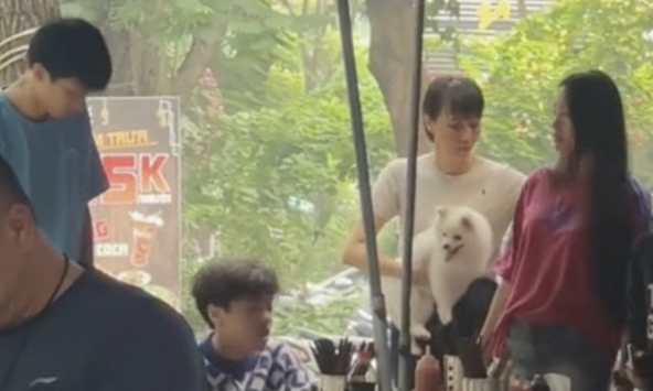 Team qua đường bắt gặp vợ chồng Đoàn Văn Hậu đi ăn sáng với mẹ vợ, chàng cầu thủ ở rể?