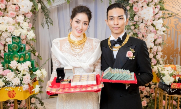 Khánh Thi khoe ảnh xúng xính váy hoa, vàng đeo 'trĩu cổ', Phan Hiển rủ: 'Cưới lại nha em' 