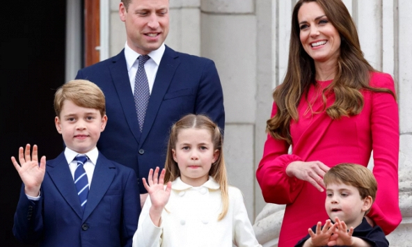 Thiệp Giáng sinh năm 2023 của William và Kate gửi đi một thông điệp mạnh mẽ về tình thân gia đình, người hâm mộ dễ dàng thấu hiểu