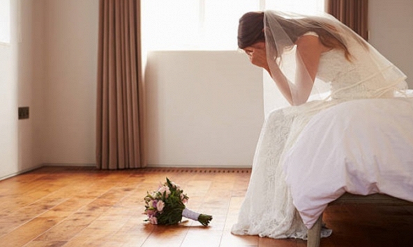 Chỉ một cái nhếch môi của cô gái đến dự tiệc cưới, tôi biết mình đã thua hoàn toàn