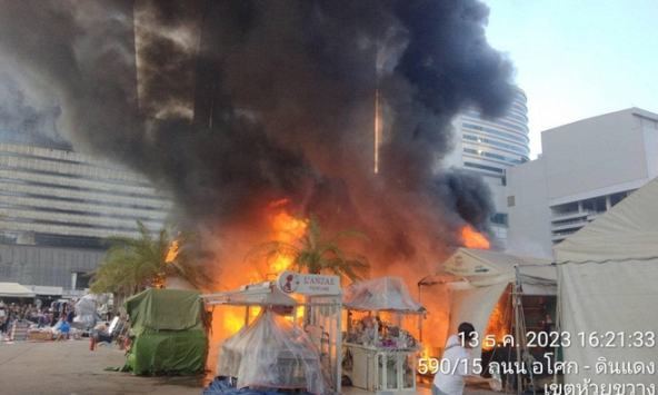 Khu chợ đêm siêu nổi tiếng tại Thái Lan bất ngờ xảy ra cháy lớn, dân mạng và du khách khắp nơi đều lo lắng