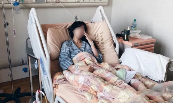 Cô gái 20 tuổi bị chẩn đoán mắc ung thư dạ dày chỉ sau nửa năm uống nước kiểu này, bác sĩ cảnh báo thói quen nguy hại