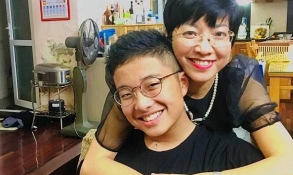 Đang dừng đèn đỏ thì bị vỗ lưng, con trai MC Thảo Vân có hành động khiến mẹ được khen: Dạy con khéo quá!