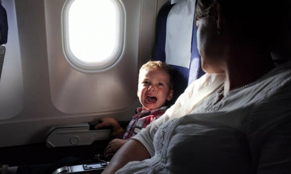 Bất ngờ bị mắng nhiếc không tiếc lời vì xem phim 'máu me' trên máy bay, chàng trai ấm ức lên mạng kể khiến dân mạng cũng tranh cãi