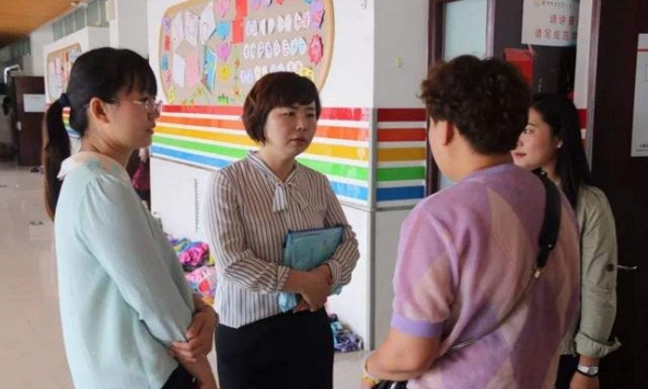 Bà mẹ 9x đi họp phụ huynh cho con, vừa bước vào cửa lớp, giáo viên chủ nhiệm đã hỏi 1 câu khiến chị ngượng đỏ mặt