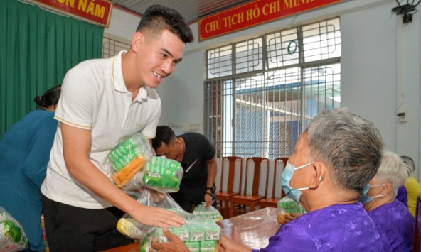 Tiền đạo điển trai đội tuyển Việt Nam tự bỏ tiền làm từ thiện, nhận được mưa lời khen