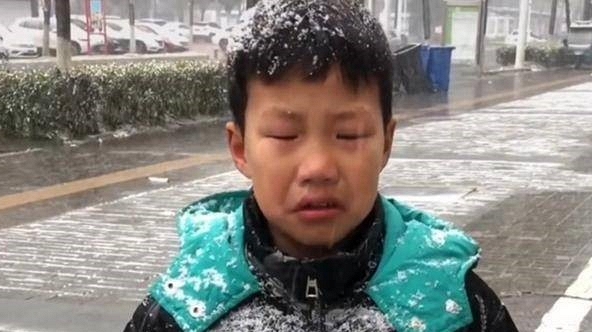 Giúp bạn nữ làm bài tập, cậu bé tiểu học bị giáo viên 'mách' tội với phụ huynh, lý do đằng sau cực khó đỡ