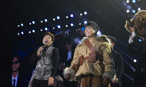 Voi Bản Đôn lộ diện: Không bất ngờ về danh tính mà gây sốt vì Anh Tú quá đẹp trai!