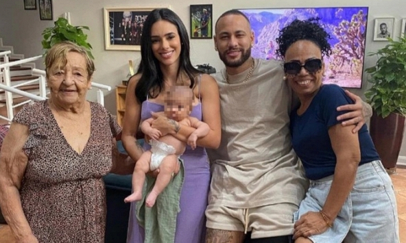 Tuyên bố chia tay Neymar, nữ người mẫu vẫn tươi cười xuất hiện cạnh gia đình bạn trai cũ