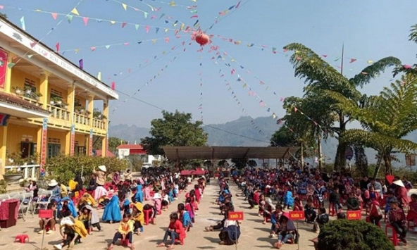 Đình chỉ hiệu trưởng vụ trường tiểu học cho 11 em ăn chung 2 gói mì tôm chan cơm