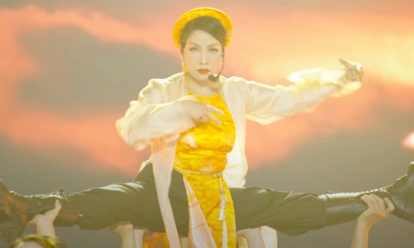 Lộn vòng vun vút đã là gì, Mỹ Linh bây giờ múa võ, xoạc chân như vũ công chuyên nghiệp