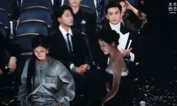 Triệu Lộ Tư - Ngô Lỗi gây bão tại Tinh Quang Đại Thưởng: Đàng trai dùng ánh mắt đắm đuối nhìn đàng gái