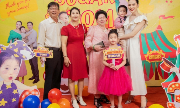 Vợ chồng người đẹp Sang Lê tổ chức sinh nhật cùng ngày cho 2 con