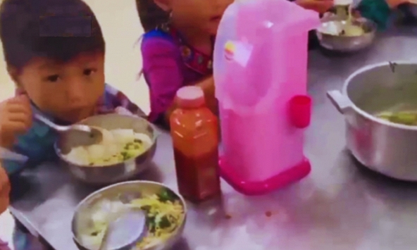 11 học sinh, 2 gói mì tôm chan cơm nhưng hiệu trưởng vẫn khẳng định 'đủ cho các cháu ăn': Có lạnh lùng quá không?