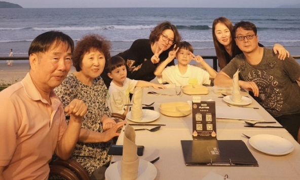 Đại gia đình Heechul (Super Junior) tới Đà Nẵng du lịch, diện mạo 2 thiên thần nhỏ gây chú ý