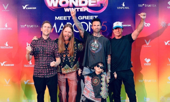 Maroon 5 bất ngờ đăng tải hình ảnh chụp cùng bé Xệ Xệ lên story, còn tặng cháu của Double2T một món quà đặc biệt!