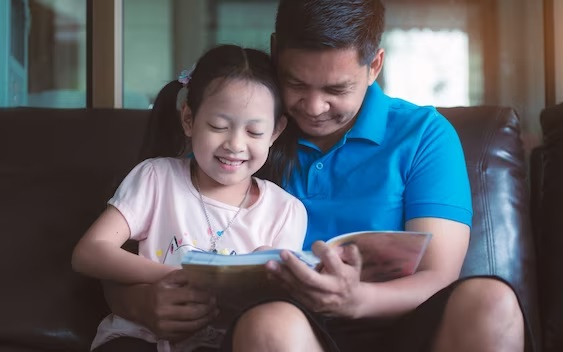 Những đứa trẻ được nuôi dưỡng bởi 2 kiểu cha mẹ này sẽ có cuộc sống khác biệt sau 18 năm: Một đằng tươi sáng, một đằng tối tăm