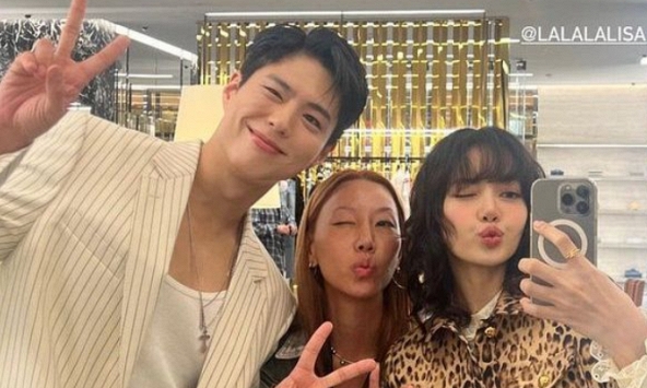 Rần rần khung hình chung của Lisa - Park Bo Gum tại sự kiện, visual ra sao mà khiến dân tình phát sốt?