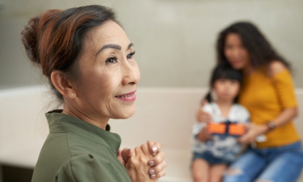 Tháng nào mẹ cũng gọi điện xin tiền tôi, biết lý do mà tôi choáng váng