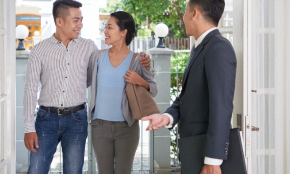 Ngỡ ngàng khi gặp lại bạn gái cũ trong tình huống oái oăm