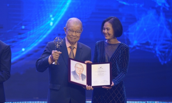 Nữ giáo sư gây ấn tượng với thần thái nổi bật tại Lễ trao VinFuture 2023 là ai?