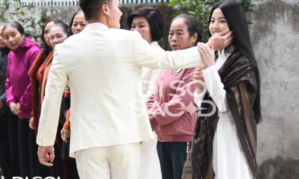 Quang Hải cực tình cảm hết nựng má lại nắm tay Chu Thanh Huyền trong lễ dạm ngõ 