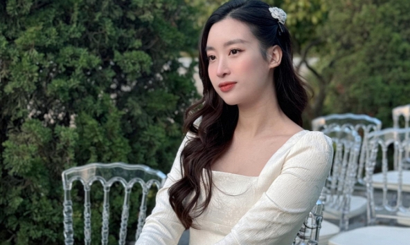 Đỗ Mỹ Linh xuất hiện với sắc vóc đầy đặn, vẫn được khen 'gái một con trông mòn con mắt'