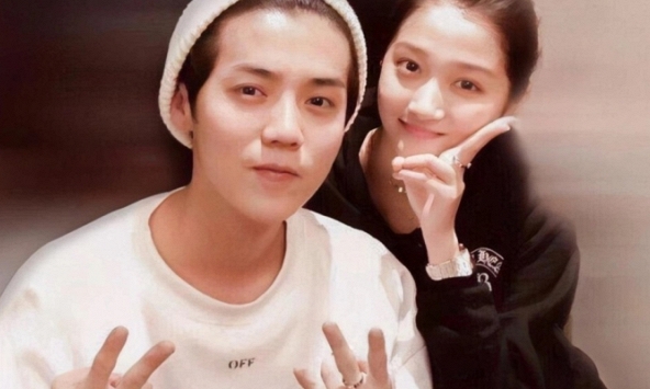 No.1 tìm kiếm Weibo: Lộc Hàm và Quan Hiểu Đồng đã kết hôn sau 7 năm hẹn hò?