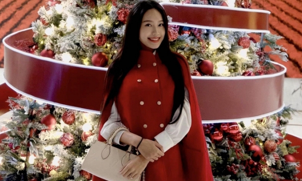 Doãn Hải My xinh đẹp đón giáng sinh, outfit sương sương mấy chục triệu đồng