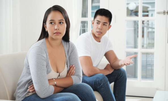 Vừa nhận xét bố chồng vài câu, chồng đã thẳng tay giáng cho tôi 1 bạt tai đau điếng