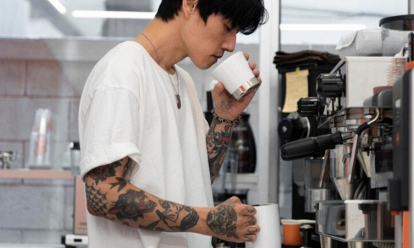 Vừa nhìn thấy cánh tay của bạn trai tôi, bố mẹ tái mặt rồi nhất quyết phản đối